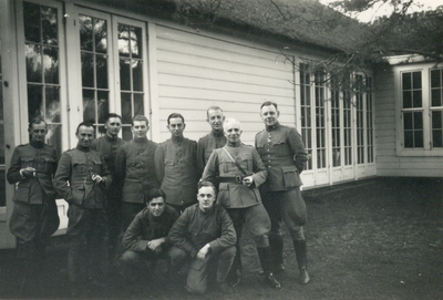 602852 Groepsportret met enkele militairen van het Stafkwartier van de VIIIe Divisie tijdens de mobilisatie, voor het ...